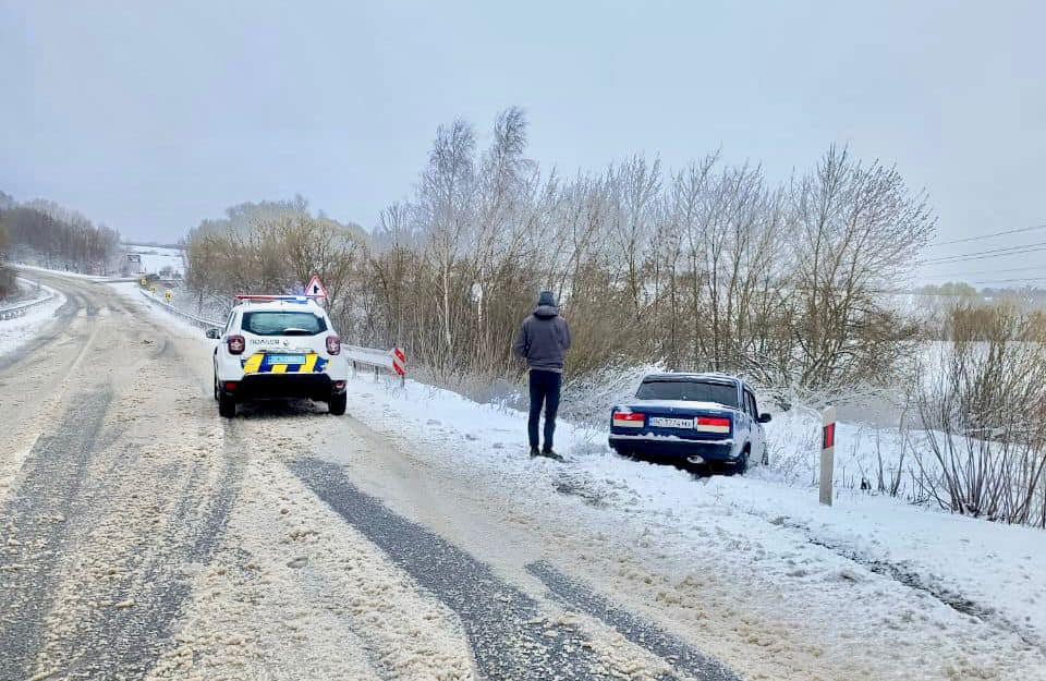 Прикарпатські поліцейські допомагають водіям відкопати автівки зі снігових заметів