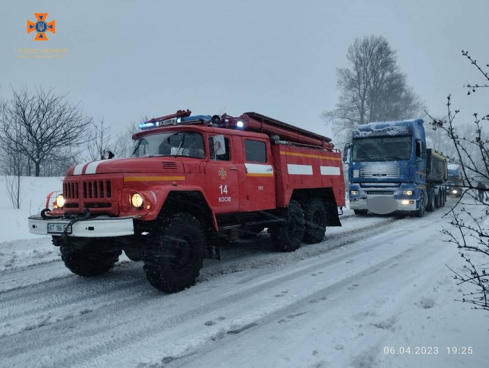 На Калущині перекинувся мікроавтобус, є жертви. ФОТО