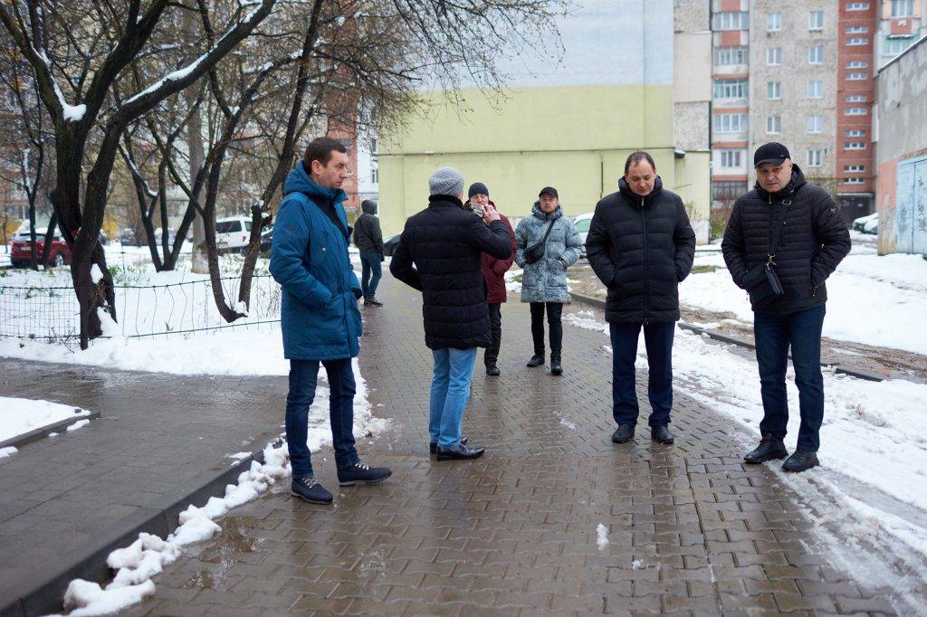 Коротка інспекція: франківські чиновники навідалися у двори на вулиці Хоткевича