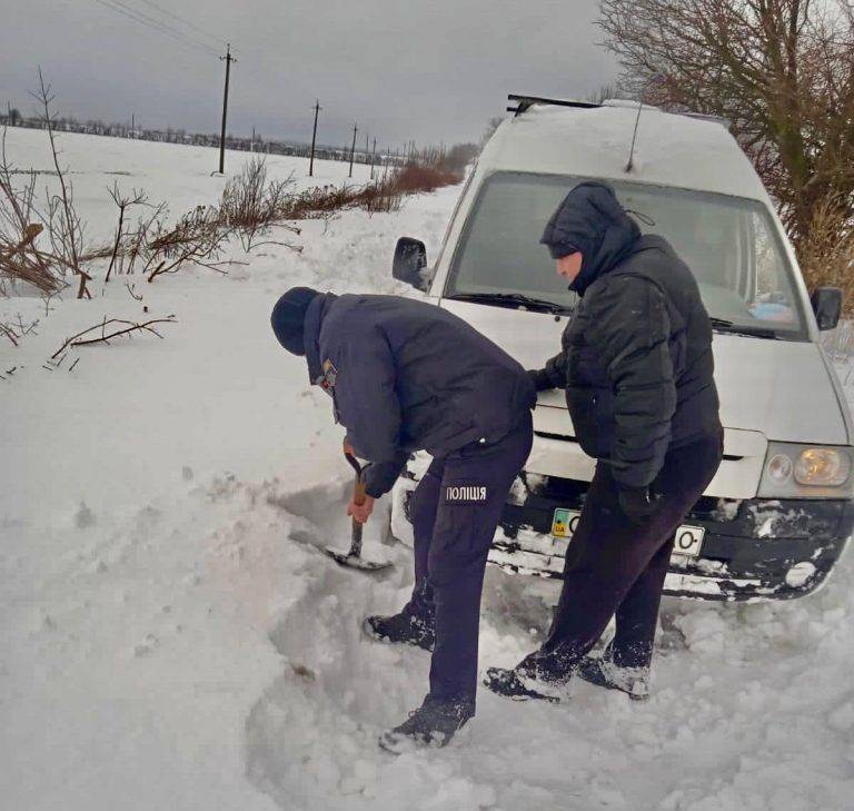 Прикарпатські поліцейські допомагають водіям відкопати автівки зі снігових заметів