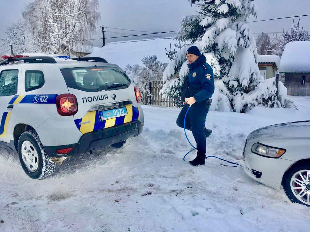 Прикарпатські поліцейські допомагають водіям відкопати автівки зі снігових заметів