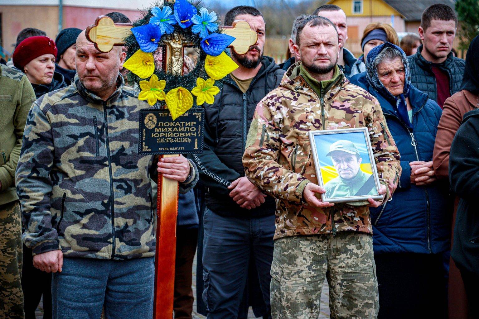 На Франківщині на колінах зустріли полеглого воїна Михайла Локатира. ФОТО