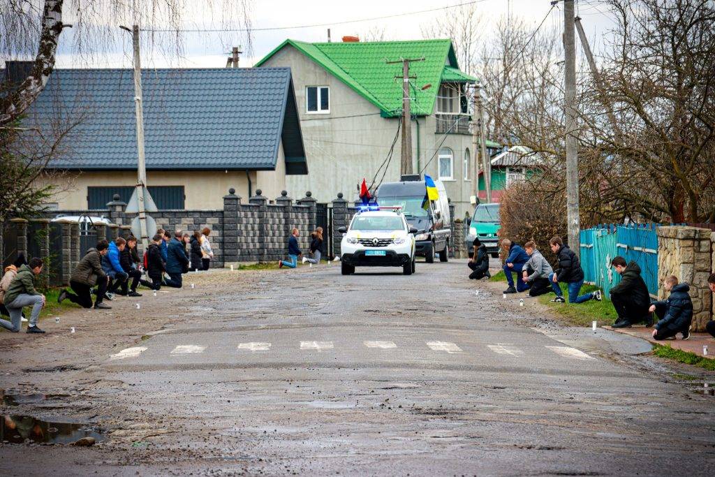 На Франківщині на колінах зустріли полеглого воїна Михайла Локатира. ФОТО