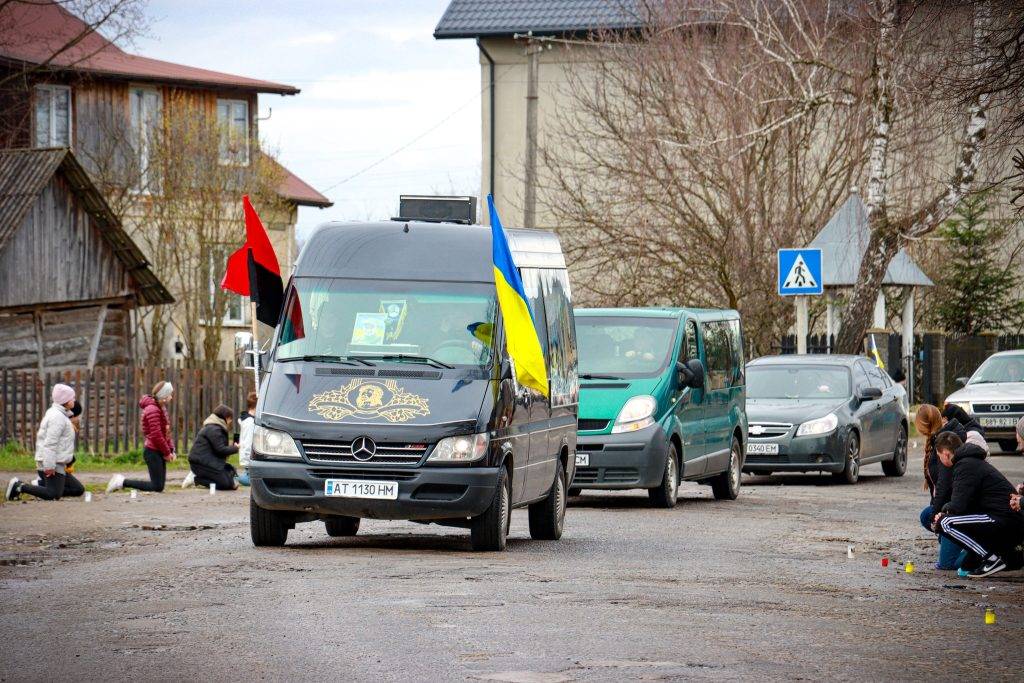 На Франківщині на колінах зустріли полеглого воїна Михайла Локатира. ФОТО