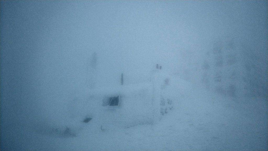 Карпати замело снігом та вдарив мороз: атмосферне фото з гори Піп Іван