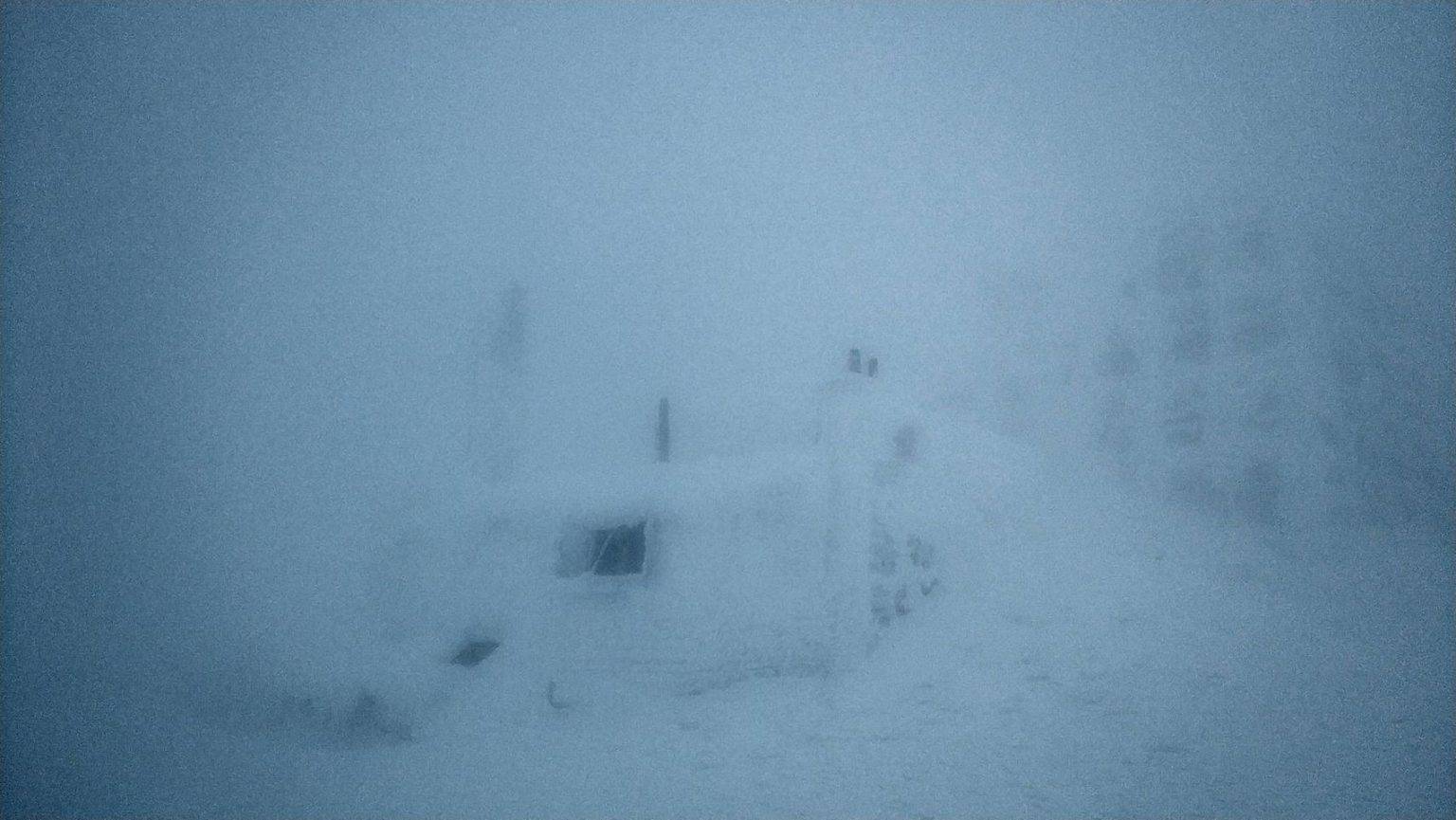 Карпати замело снігом та вдарив мороз: атмосферне фото з гори Піп Іван