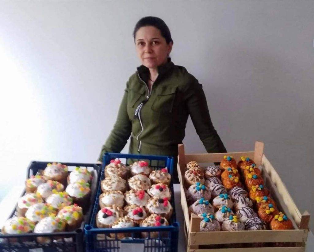 У Солотвинській громаді печуть для військових паски у печі