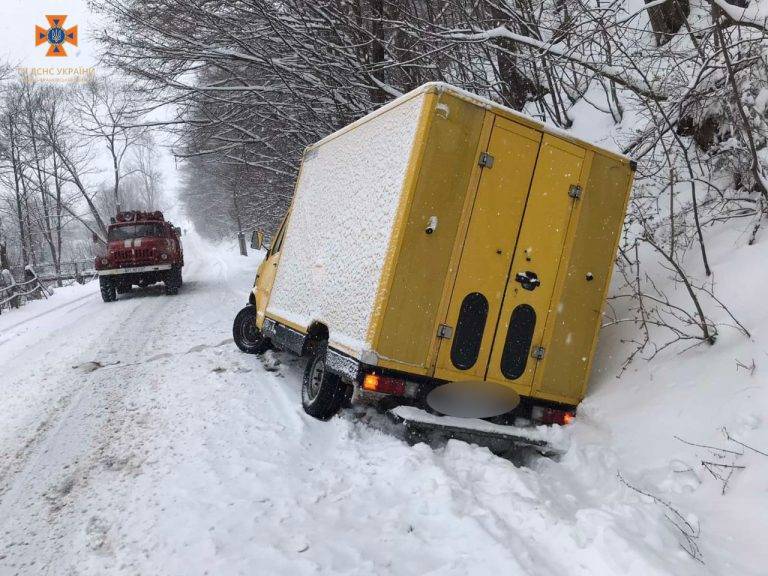 На Прикарпатті авто з хлібом застрягло на дорозі: знадобилась допомога рятувальників. ФОТО