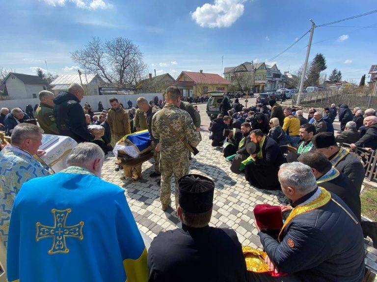 Жителі Городенки навколішки зустріли тіло полеглого героя Василя Книгницького