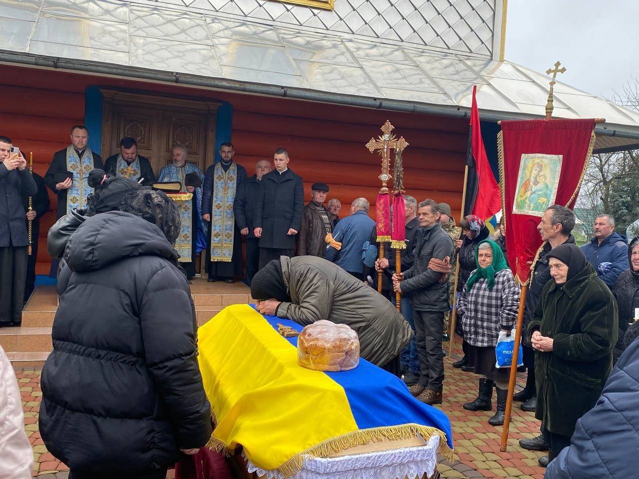 На Городенківщині попрощалися із полеглим Героєм Василем Книгницьким