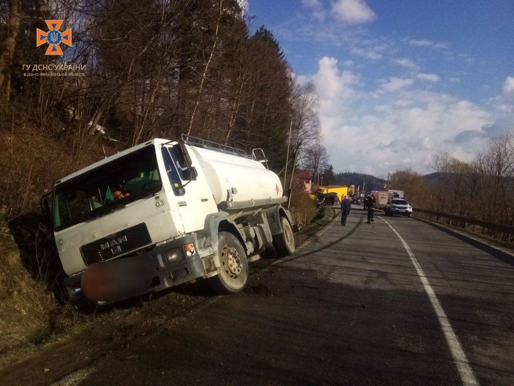 На Франківщині зіткнулися вантажівка та два легковики: є постраждалі