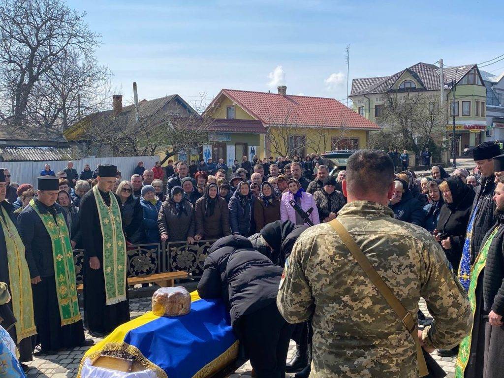 Жителі Городенки навколішки зустріли тіло полеглого героя Василя Книгницького