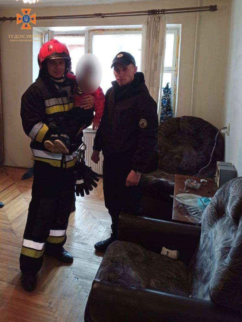 Прикарпатські рятувальники допомогли дитині, яку батьки залишили без нагляду