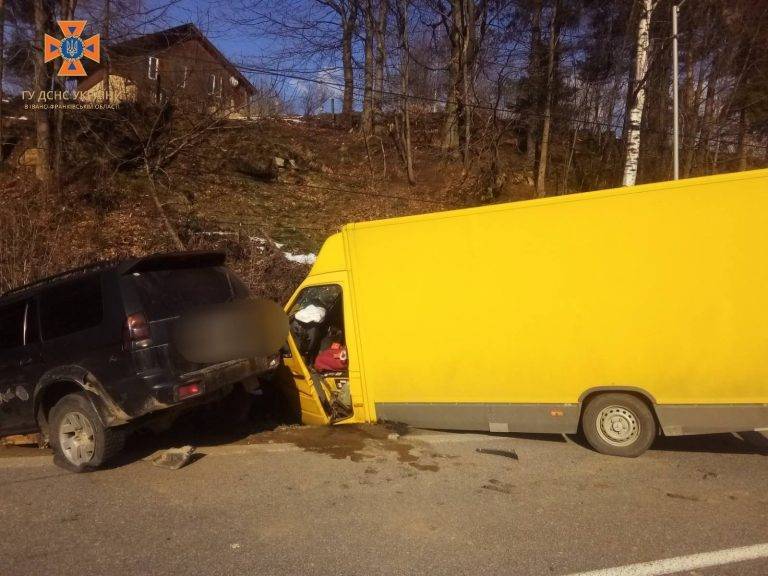 На Франківщині зіткнулися вантажівка та два легковики: є постраждалі