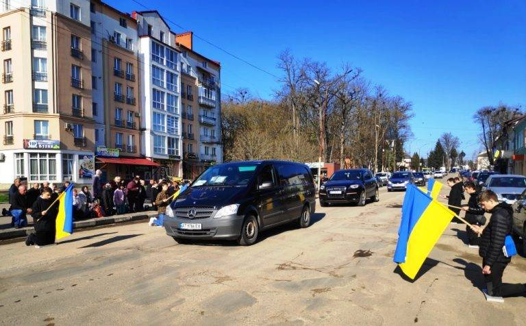 У Тлумачі на колінах зустріли загиблого захисника Івана Жидака