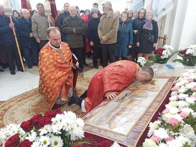 У найбільшому храмі УГКЦ в Івано-Франківську виставили Плащаницю ФОТОРЕПОРТАЖ