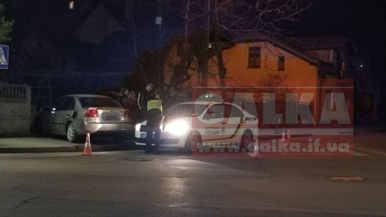 У Франківську водій авто на шаленій швидкості врізався у паркан