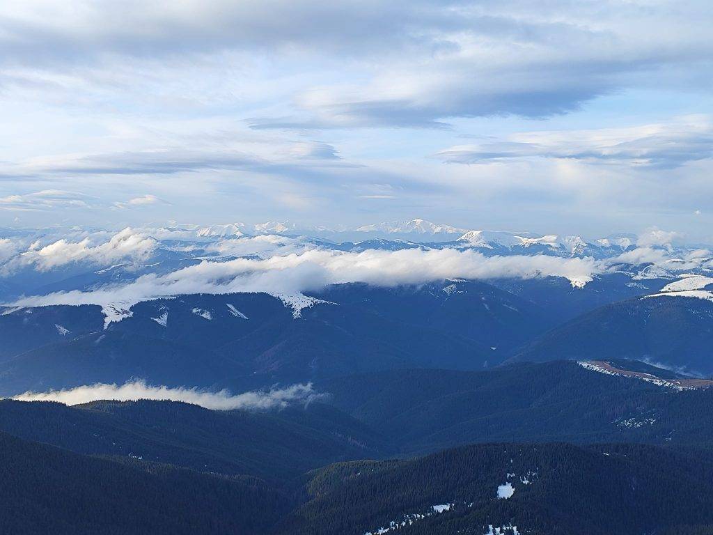 На вершині Піп Іван у Карпатах тримається мороз та сніг
