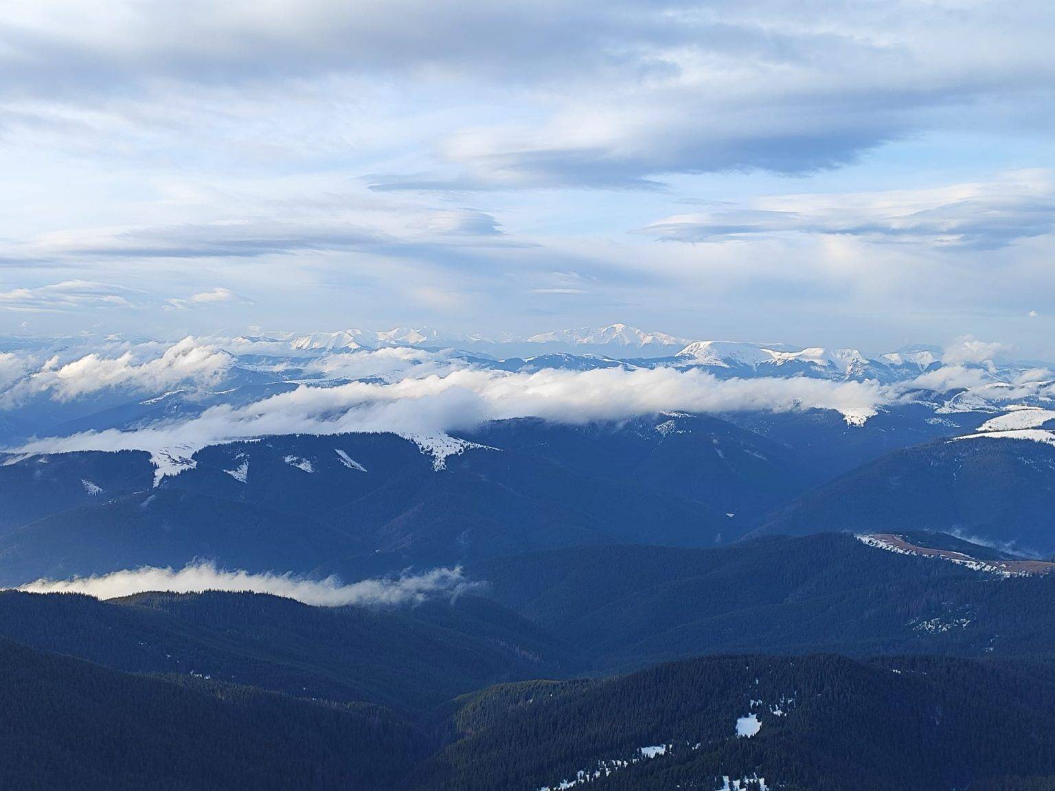 На вершині Піп Іван у Карпатах тримається мороз та сніг