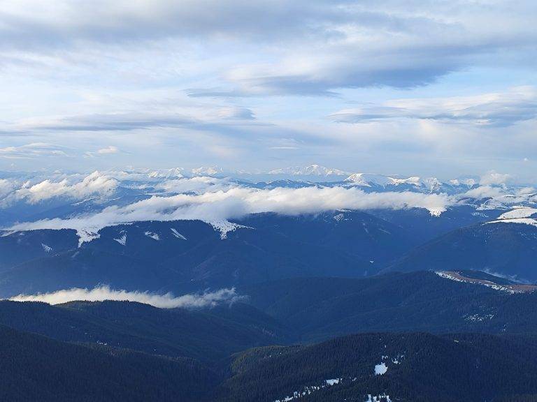 На вершині Піп Іван у Карпатах тримається мороз та сніг