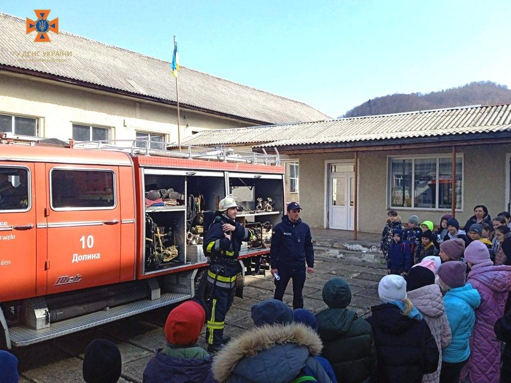 Калуські рятувальники знайомили школярів зі своєю професією