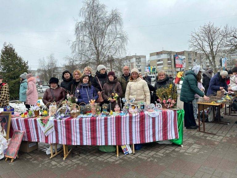 У Калуській громаді освітяни зібрали на ярмарку понад 270 тисяч гривень для ЗСУ