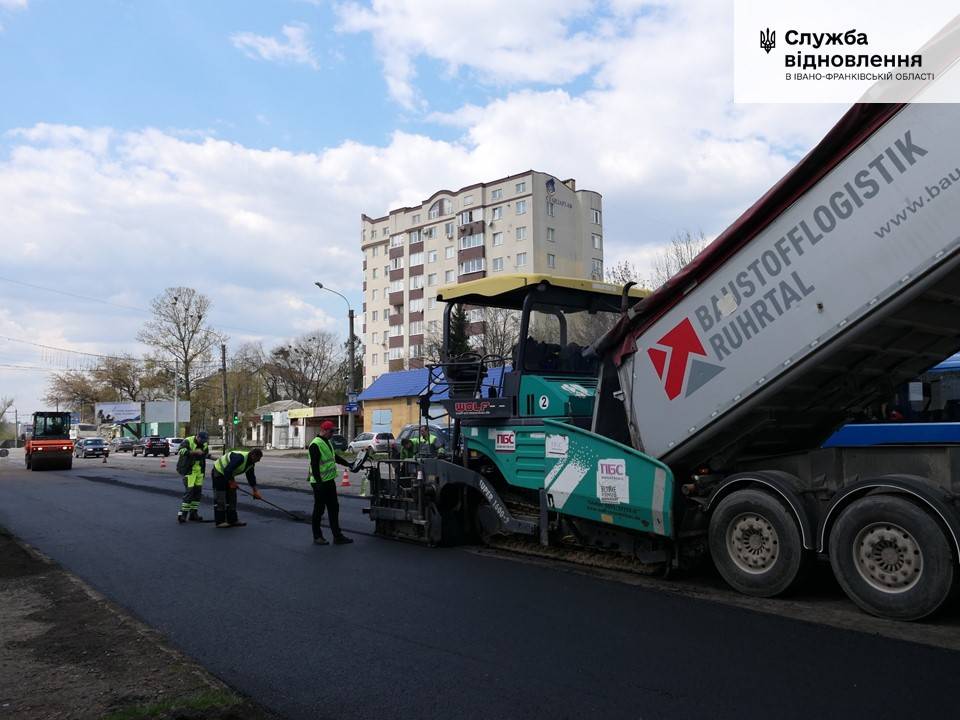 Неподалік Тисмениці триває ремонт дороги Івано-Франківськ – Тернопіль