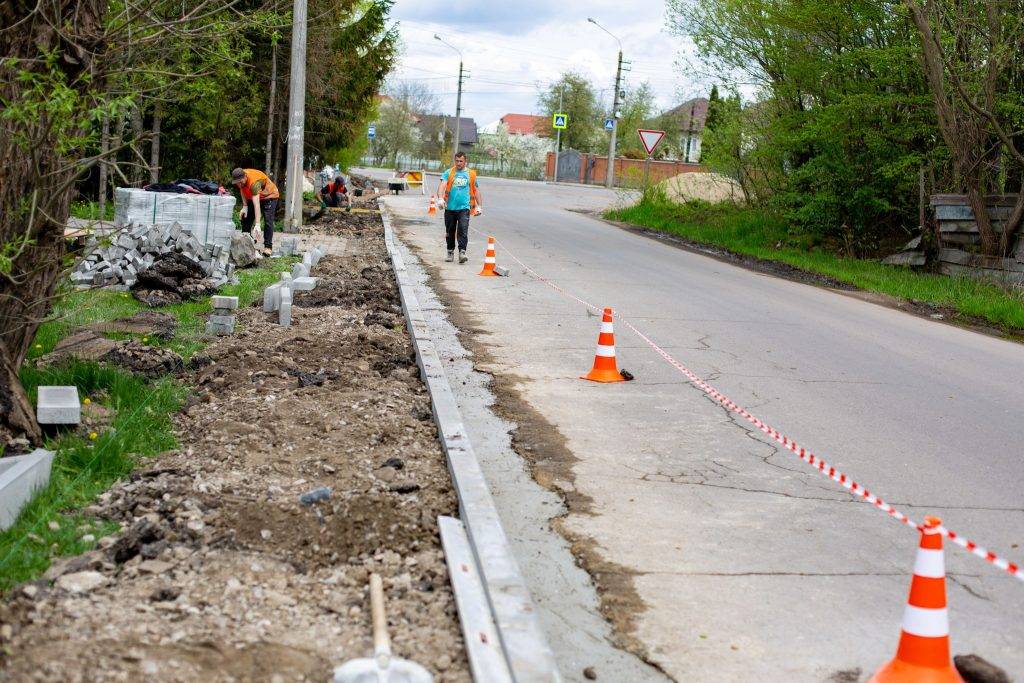 На вулиці Медичній у Франківську облаштовують тротуари