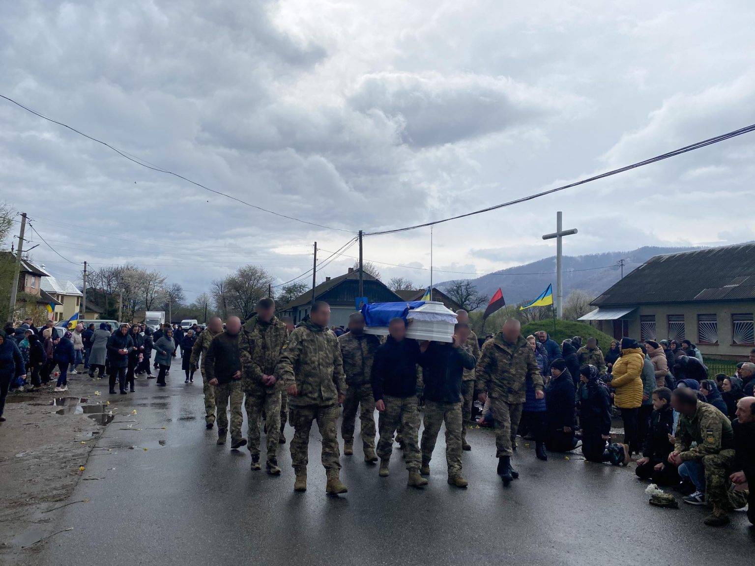 Мешканці Рожнятівщини на колінах та зі сльозами зустріли полеглого Петра Лесюка