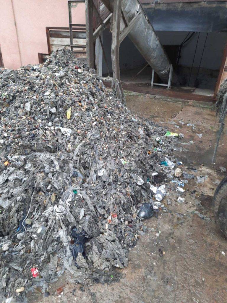 Комунальники показали гори сміття, якими франківці регулярно забивають каналізацію