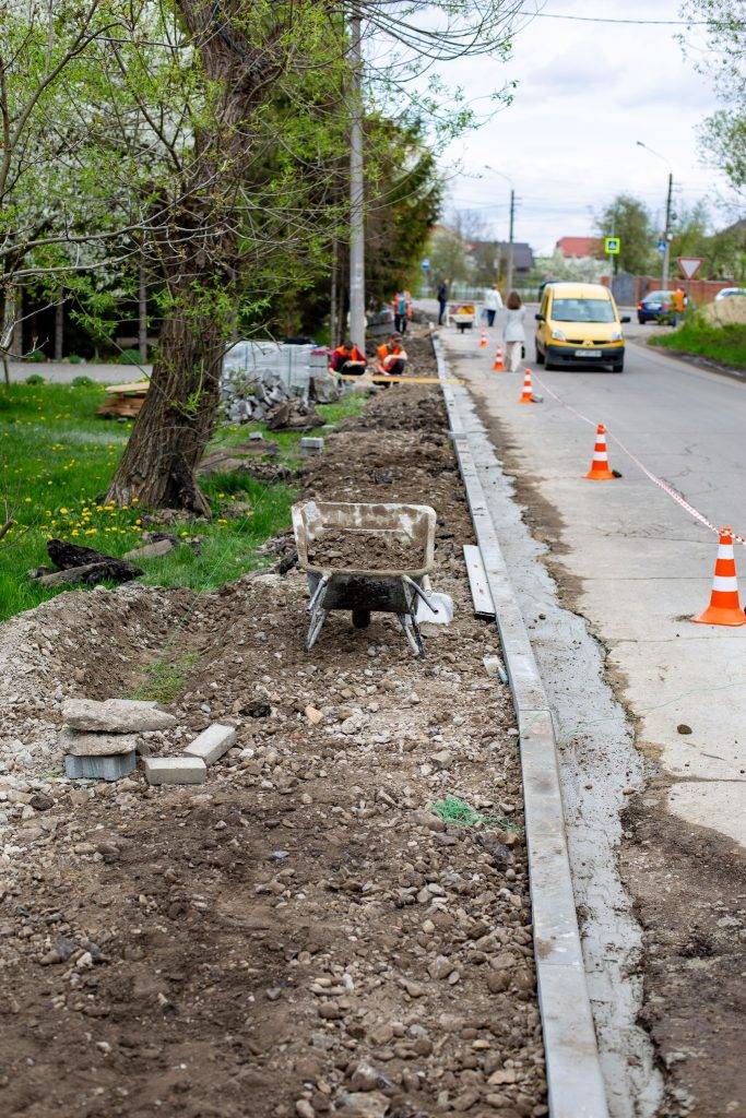 На вулиці Медичній у Франківську облаштовують тротуари