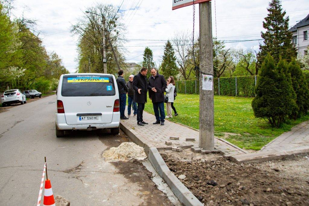 На вулиці Медичній у Франківську облаштовують тротуари