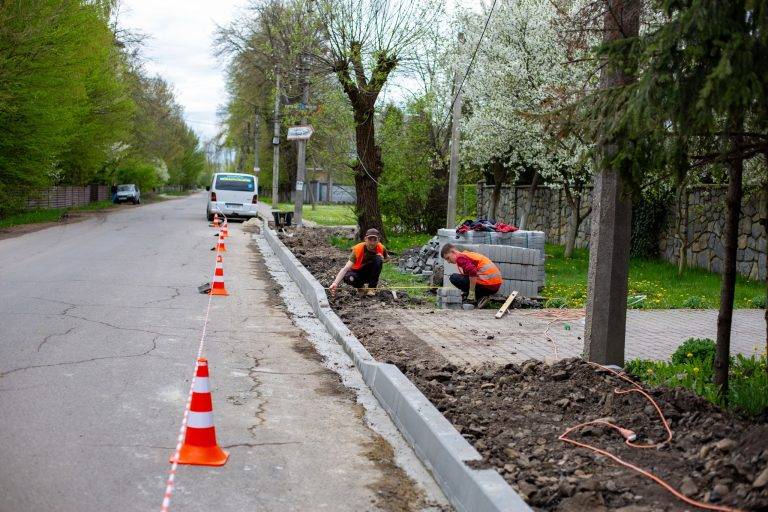 На вулиці Медичній у Франківську облаштовують тротуари