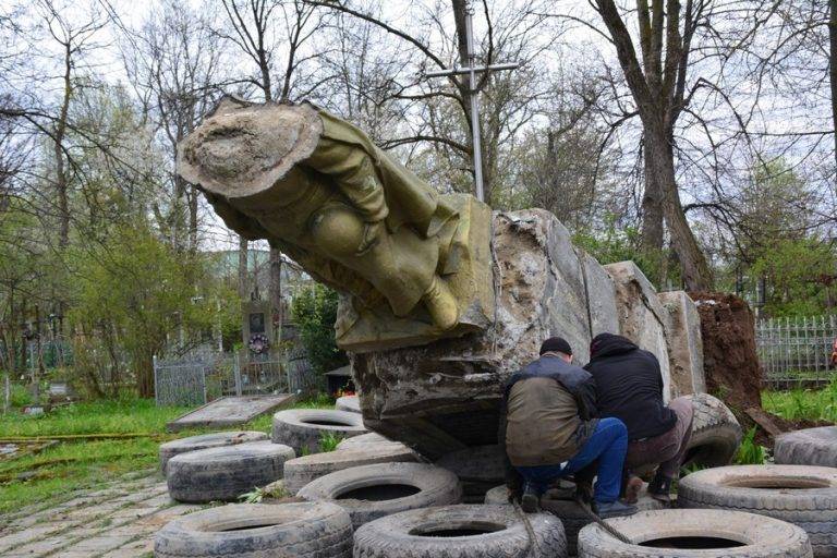 На Франківщині знесли ще один пам’ятник, що героїзував радянську армію