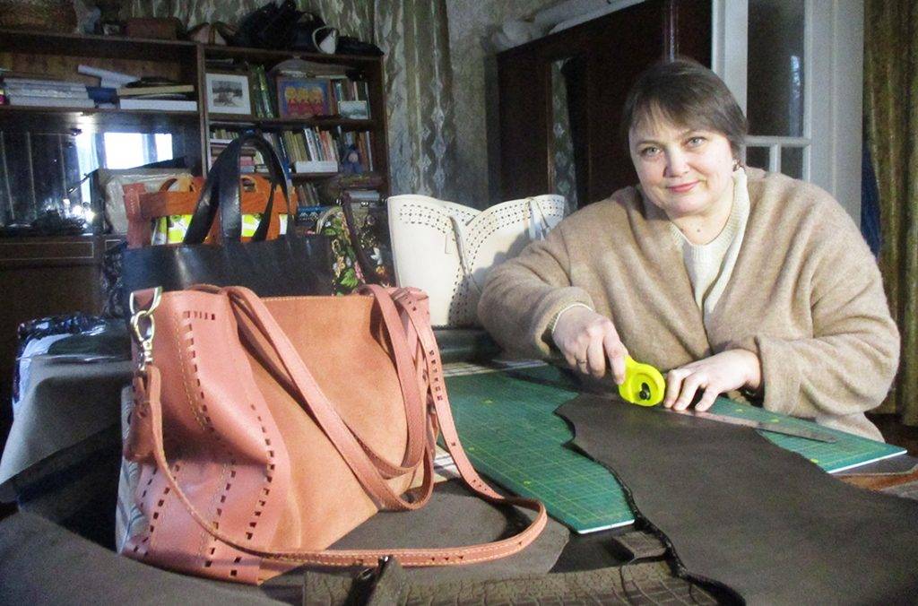 Прикарпатська майстриня виготовляє унікальні жіночі шкіряні сумки