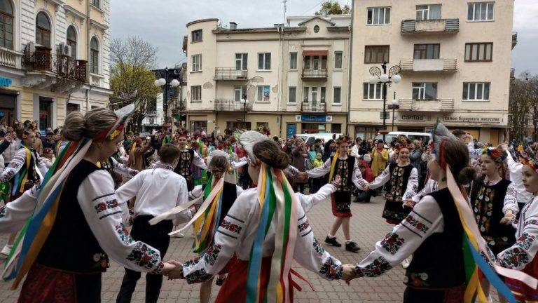 У середмісті Франківська водили великодні гаївки