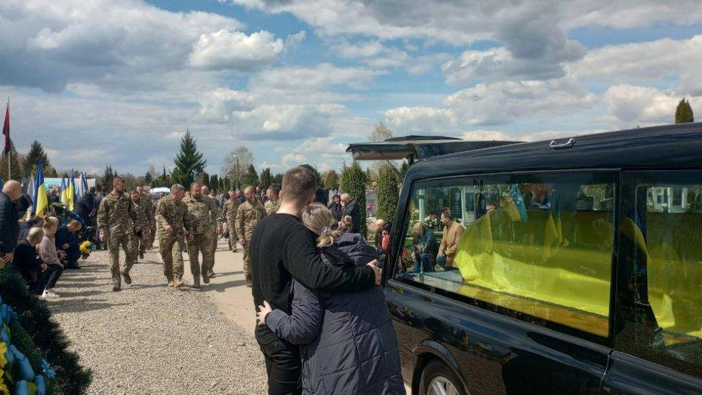 Поховали на Алеї героїв у Чукалівці: прикарпатці попрощалися з трьома бійцями 102 бригади