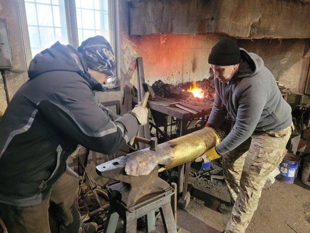 Прикарпатські волонтери придбали 12 приладів нічного бачення за унікальний виріб із ворожої гільзи від "Гіацинта"