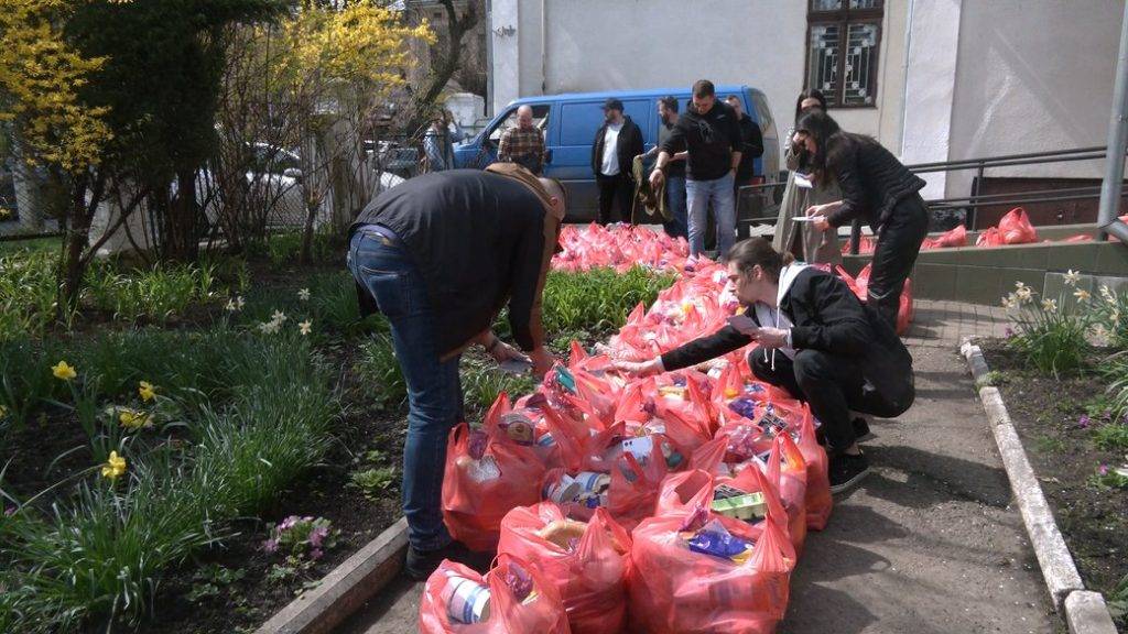 У Івано-Франківську волонтери підготували продуктові набори для людей похилого віку
