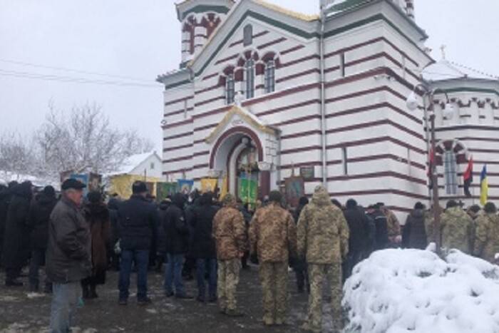 Скандал на Буковині: служителі УПЦ МП відмовилися відспівувати полеглого воїна ЗСУ. ВІДЕО