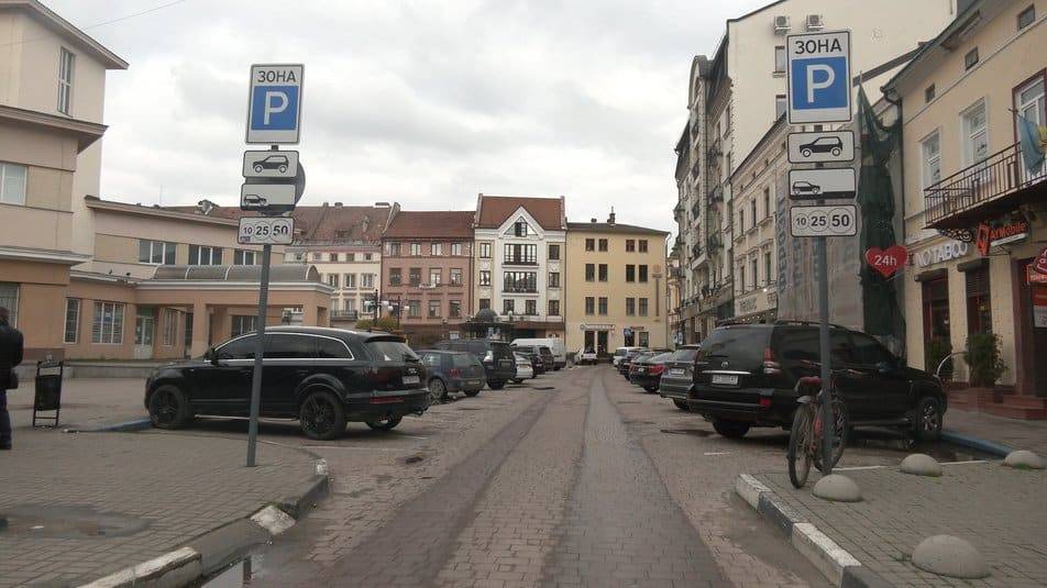 В Івано-Франківську планують скоротити години платного паркування