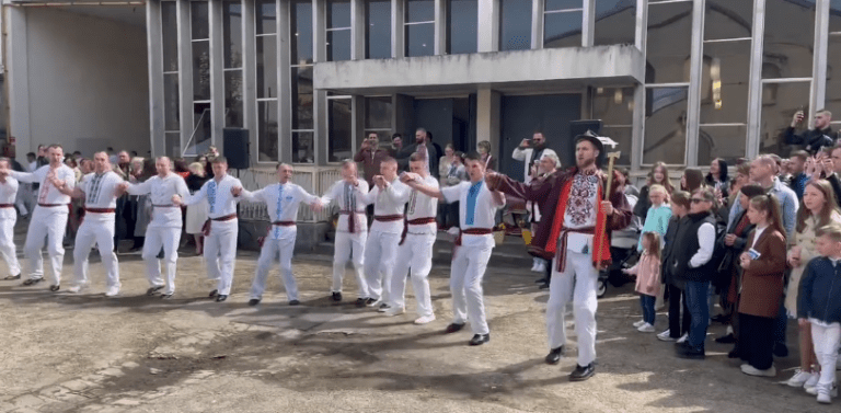 Прикарпатці виконали старовинний великодній танець “Сербен” на площі в Парижі