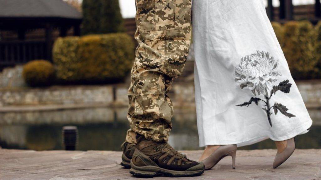 На Прикарпатті поранений боєць одружився зі своєю обраницею