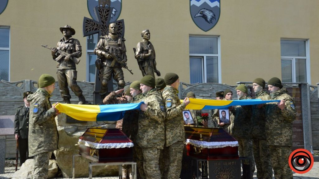 Коломийська громада попрощалася з полеглими захисниками Василем Ткачуком та Олександром Ніньовським,війна в україні,прикарпатець загинув на війні