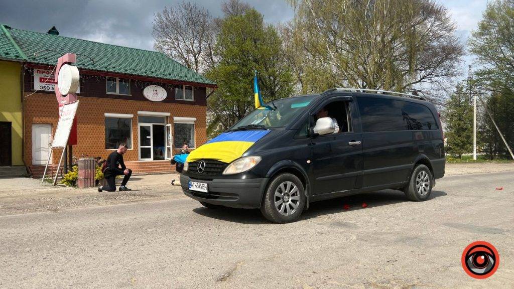 Мешканці Нижньовербізької громади на колінах зустріли полеглого Михайла Гаврилюка,прикарпатець загинув на війні,війна в україні