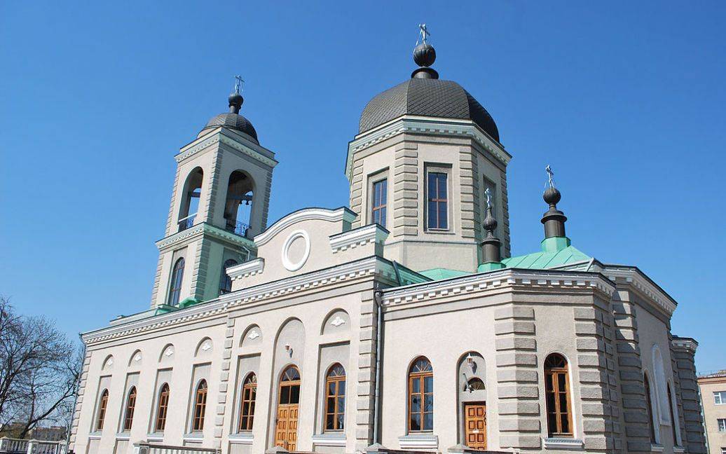 У Хмельницькому біля собору, де побили військового, понад тисяча активістів проголосували за перехід УПЦ МП до ПЦУ