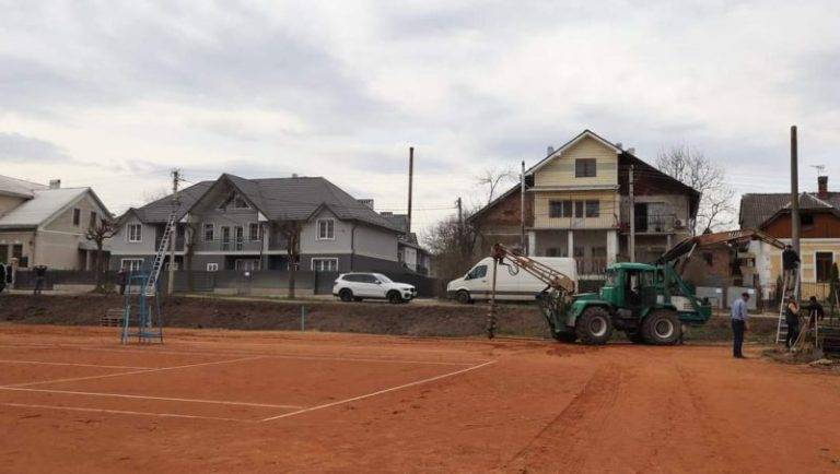 В Коломиї оновлюють тенісні корти. ФОТО