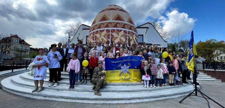 Коломийські митці зібрали понад 128 тисяч гривень для потреб захисників