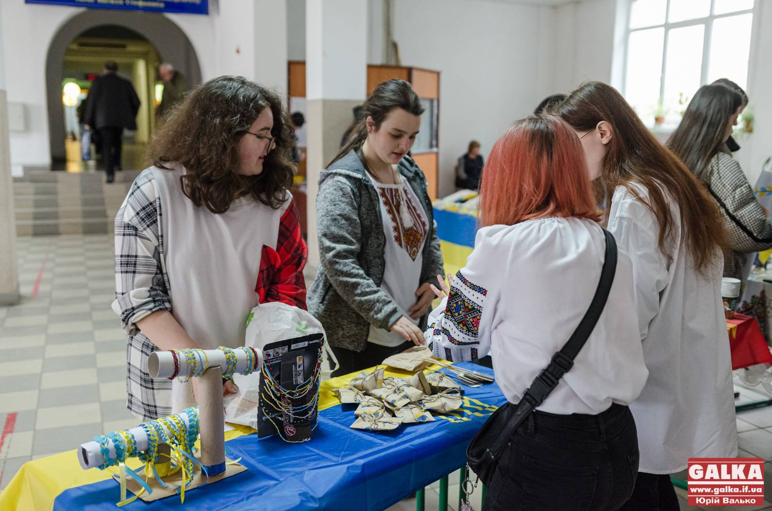 Студенти Прикарпатського університету влаштували ярмарок, аби допомогти ЗСУ