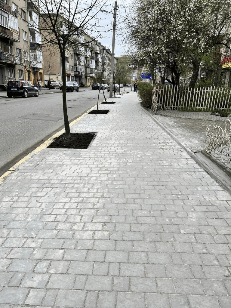 На Мазепи завершили ремонт тротуару ФОТО